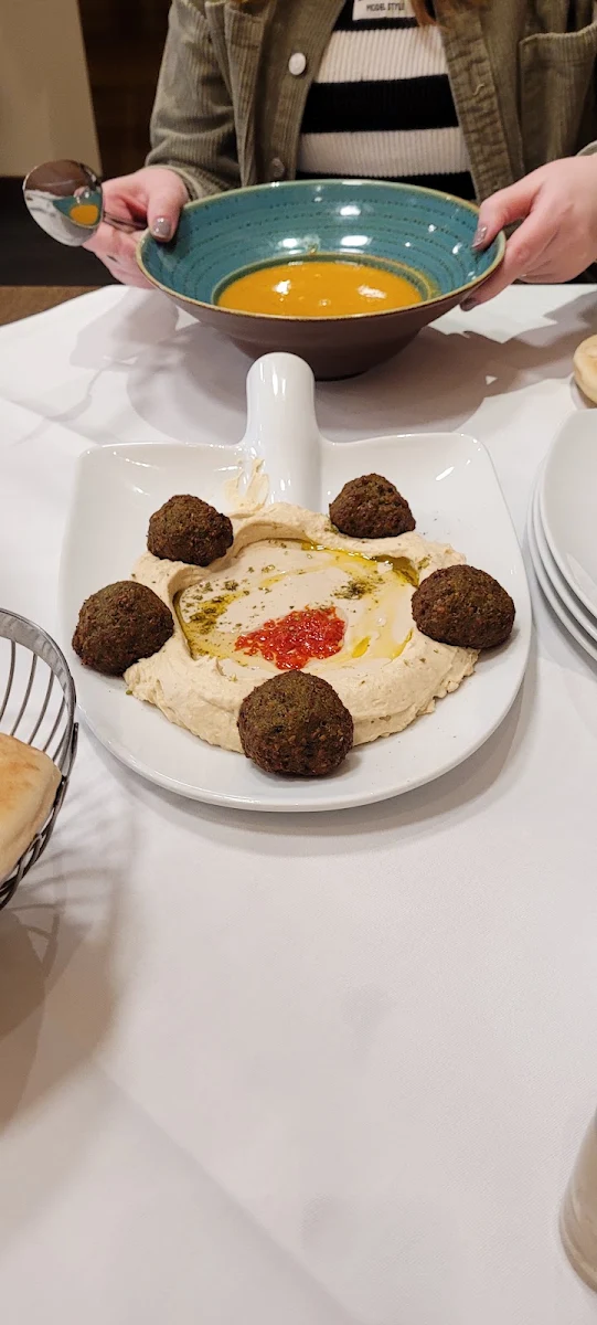 חומוס עם פלאפל